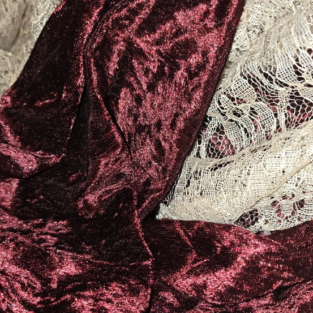 Elegant Lace and Velvet Like Costume. Includes pirate eye patch&headband tie. - Picture 8 of 9